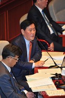 [포토] 질문에 답변하는 최경환 경제부총리