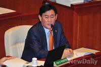 [포토] 의원들의 질문에 답하는 최경환 경제부총리