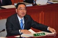 [포토] 질문에 답하는 정홍원 국무총리