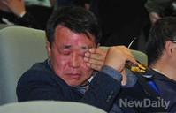 [포토] 눈물 흘리는 세월호참사 가족 대책위 유경근 대변인