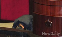 [포토] 반대 토론 후 큰절하는 통진당 이상규
