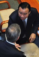 [포토] 대화 나누는 이완구 원내대표와 문재인 의원