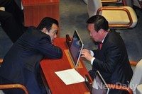 [포토] 대화 나누는 이완구 원내대표와 김재원 의원