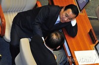 [포토] 밝은 표정의 이완구 원내대표와 이재오 의원