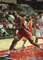 [포토] 돌파후 파울 얻은 안양KGC 레슬리