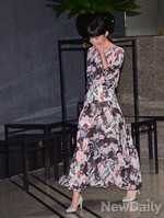 [포토] 독특한 원피스로 입장하는 이하나