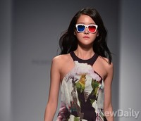 [포토] 입체안경쓰고 런웨이에 오른 모델 강승현