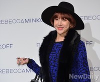 [포토] 서인영, 독특한 블루앤블랙 패션