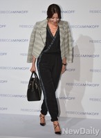 [포토] 인사하며 퇴장하는 오윤아