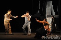 [포토] 국립극단, '우리는 영원한 챔피언' 명동서 공연