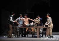 [포토] 연극 '우리는 영원한 챔피언' 명동에서 공연