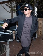 [포토] 짙은 선글라스로 강남역에 등장한 장우혁