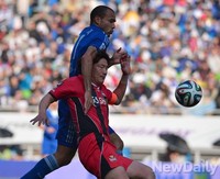 [K리그] 로저-김진규 볼다툼