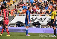 [K리그] 수원VS서울, 옐로우카드 받는 로저