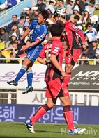 [K리그] 수원VS서울, 공중볼 다툼