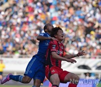 [K리그] 수원VS서울, 공중볼 다툼하는 로저-김진규