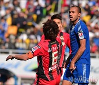 [K리그] 수원VS서울 로저반칙에 넘어지는 김진규