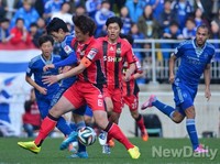 [K리그] 수원VS서울 치열한 볼다툼