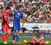 [K리그] 수원VS서울, 로저의 반칙으로 넘어진 김진규