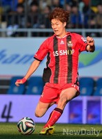 [K리그] 드리블 후 패스하는 고명진 선수