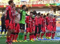 [K리그] 서울FC응원단에게 환호하는 서울FC