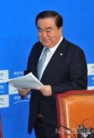 [포토] 새정치 비대위 참석하는 문희상 위원장