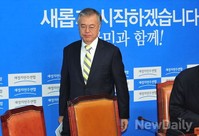 [포토] 비대위 참석 위해 들어오는 문재인 의원