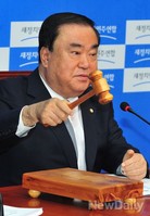 [포토] 의사봉 두드리는 새정치 문희상 비대위장