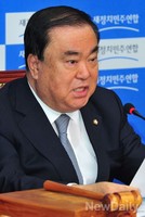 [포토] 모두발언 하는 문희상 비대위원장