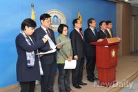 [포토] 기자회견 가지는 새정치연합 소속 의원들