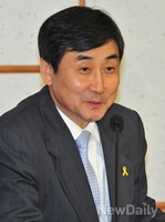 [포토] '거리로 나온 일베' 토론회 발제자로 나선 이종걸