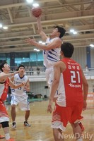 [포토] D리그, 골밑 슛 성공시키는 송창무