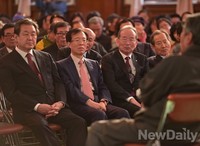 [포토] 김지하 시인 출판기념회 참석한 김무성 대표