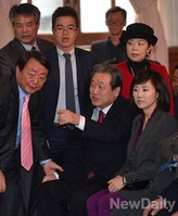 [포토] 김지하 시인 출판기념회 참석한 김무성 대표