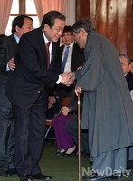 [포토] 악수하는 김지하 시인-김무성 대표