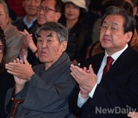 [포토] 김지하 시인 출판기념회 참석한 김무성대표