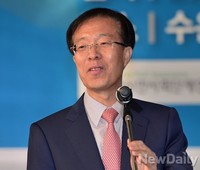 [포토] 김지하 시인 출판기념회, 축사하는 이석연 변호사