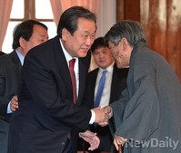 [포토] 악수나누는 김지하시인-김무성대표