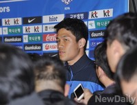 [포토] 출국전 인터뷰 하는 정성룡 선수