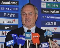 [포토] 중동원정 출국전 인터뷰하는 슈틸리케 감독