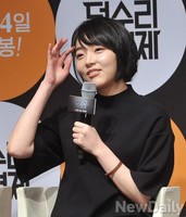 [포토] 이아이 '봉춤 연습중 발톱까지 빠져'