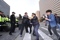 [포토] 어버이연합, 세월호천막 철거 기습시위