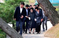 [포토] 김대중 전 대통령 묘역 찾은 이희호 여사