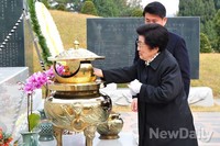 [포토] 김대중 전 대통령 추도하는 이희호 여사