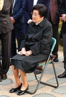 [포토] 故 김대중 전 대통령 추도하는 이희호 여사