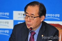 [포토] 모두발언 하는 김성곤 정당대회 준비위원장