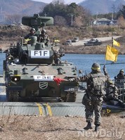 [포토] 육군 11사단, 남한강 '도하작전' 실시
