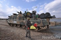 [포토] '도하작전' 강을 건너온 장갑차