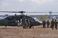 [포토] '도하작전' 헬기에서 내린 최윤희 합참의장