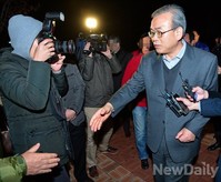 [포토] 지인과 악수 나누는 박영준 전 차관